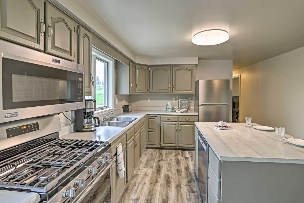 With Covered Porch And Fire Pit! * Millersburg